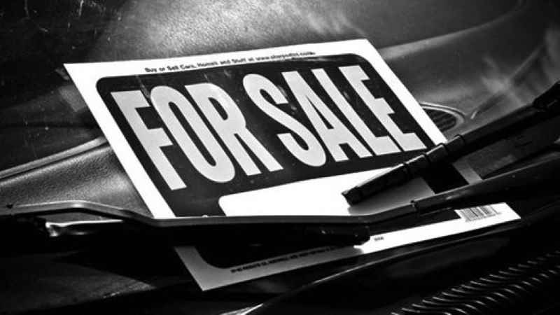 for sale sign in car window